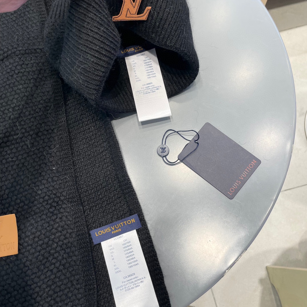 P185 Lv家。【两件套-羊毛套装帽子】经典套装帽子！帽子➕围巾！暖暖哒超级舒服～冬日小姐姐减龄神器哦～这个冬天你就差这么一套套装帽子啦～又保暖又时尚！男女通用款!可以做情侣款！防伪标签吊卡齐全！多多款式，欢迎选择!