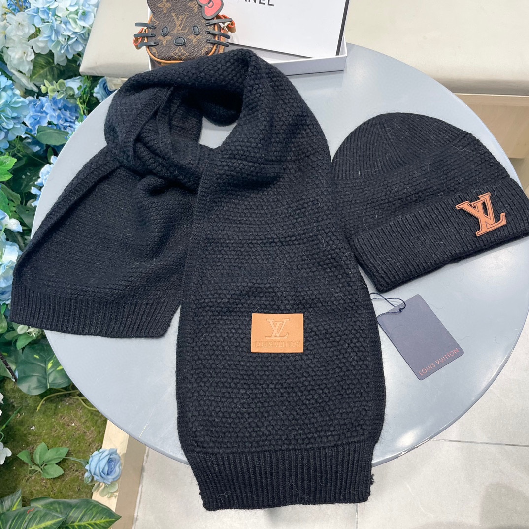 P185 Lv家。【两件套-羊毛套装帽子】经典套装帽子！帽子➕围巾！暖暖哒超级舒服～冬日小姐姐减龄神器哦～这个冬天你就差这么一套套装帽子啦～又保暖又时尚！男女通用款!可以做情侣款！防伪标签吊卡齐全！多多款式，欢迎选择!