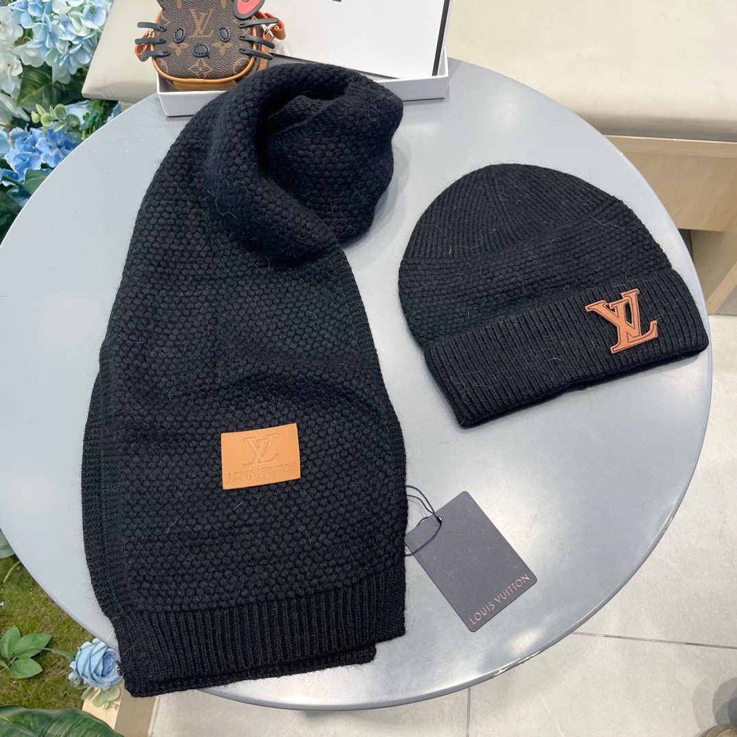 P185 Lv家。【两件套-羊毛套装帽子】经典套装帽子！帽子➕围巾！暖暖哒超级舒服～冬日小姐姐减龄神器哦～这个冬天你就差这么一套套装帽子啦～又保暖又时尚！男女通用款!可以做情侣款！防伪标签吊卡齐全！多多款式，欢迎选择!