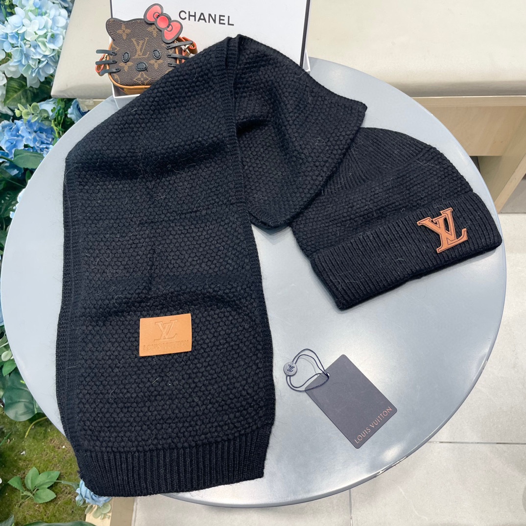 P185 Lv家。【两件套-羊毛套装帽子】经典套装帽子！帽子➕围巾！暖暖哒超级舒服～冬日小姐姐减龄神器哦～这个冬天你就差这么一套套装帽子啦～又保暖又时尚！男女通用款!可以做情侣款！防伪标签吊卡齐全！多多款式，欢迎选择!