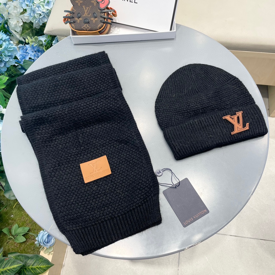 P185 Lv家。【两件套-羊毛套装帽子】经典套装帽子！帽子➕围巾！暖暖哒超级舒服～冬日小姐姐减龄神器哦～这个冬天你就差这么一套套装帽子啦～又保暖又时尚！男女通用款!可以做情侣款！防伪标签吊卡齐全！多多款式，欢迎选择!