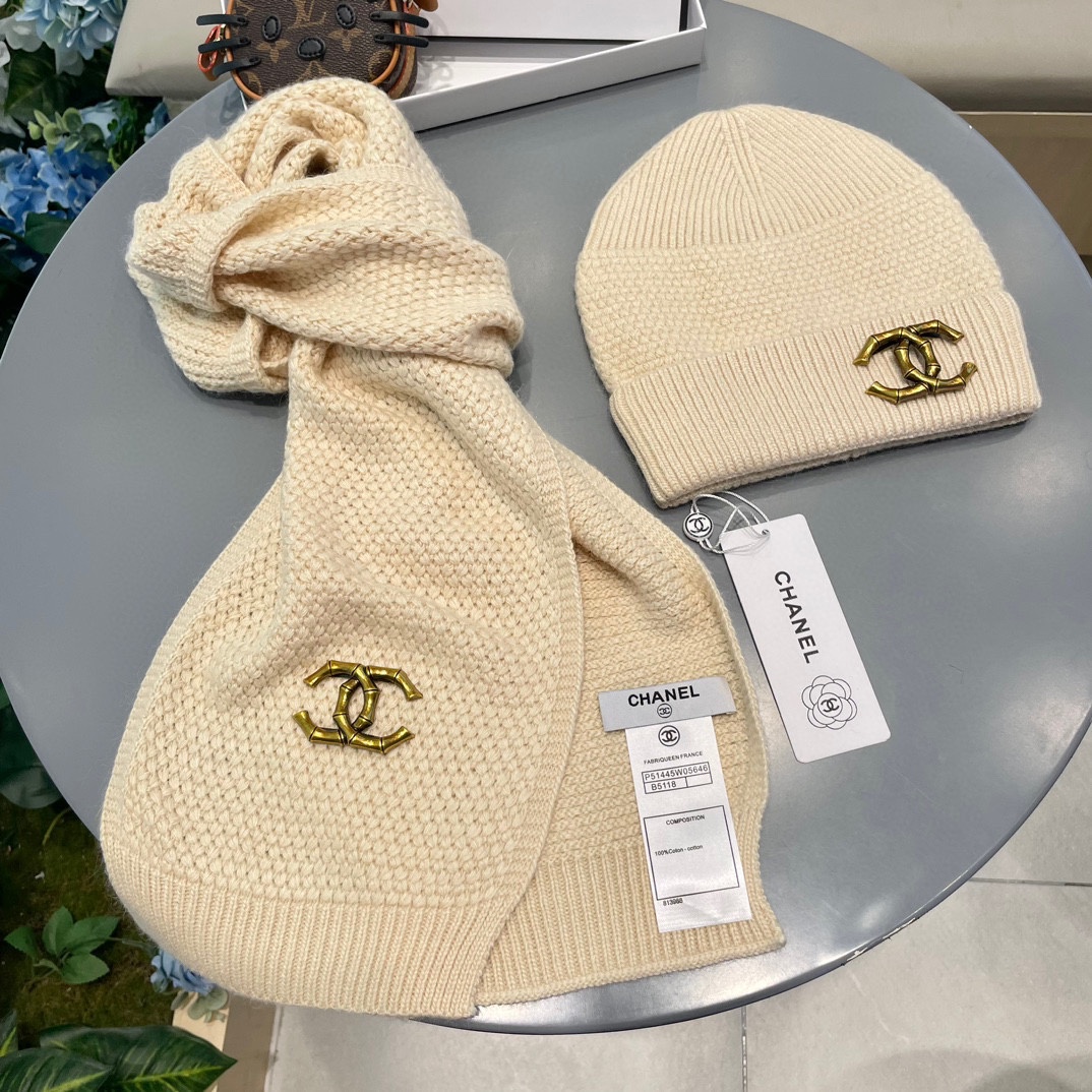 P185 Chanel香奈儿经典羊毛套装🌟帽子+围巾暖暖哒超级舒服～冬日小姐姐减龄神器哦～这个冬天你就差这么一套套装帽子啦～又保暖又时尚！防伪标签吊卡齐全！