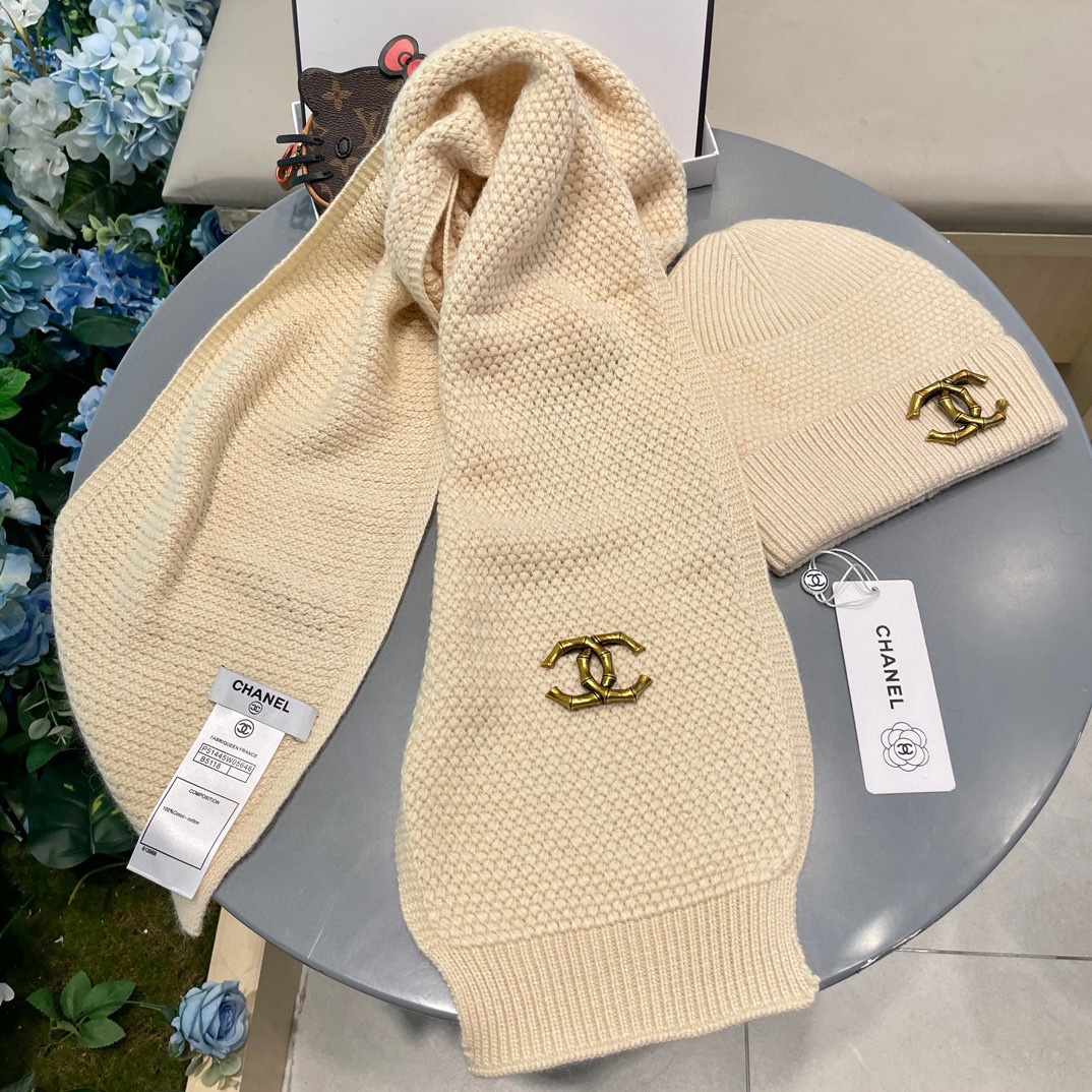 P185 Chanel香奈儿经典羊毛套装🌟帽子+围巾暖暖哒超级舒服～冬日小姐姐减龄神器哦～这个冬天你就差这么一套套装帽子啦～又保暖又时尚！防伪标签吊卡齐全！