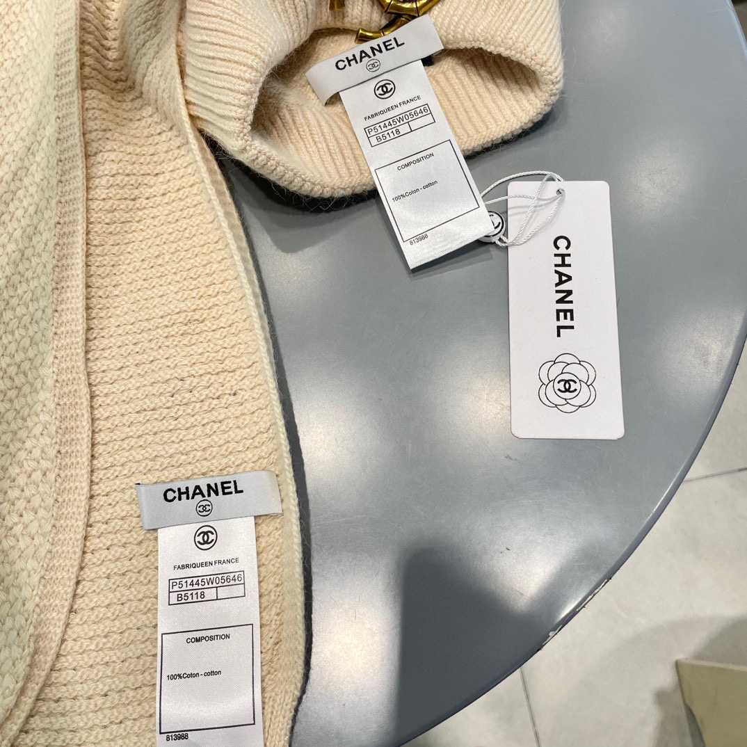 P185 Chanel香奈儿经典羊毛套装🌟帽子+围巾暖暖哒超级舒服～冬日小姐姐减龄神器哦～这个冬天你就差这么一套套装帽子啦～又保暖又时尚！防伪标签吊卡齐全！