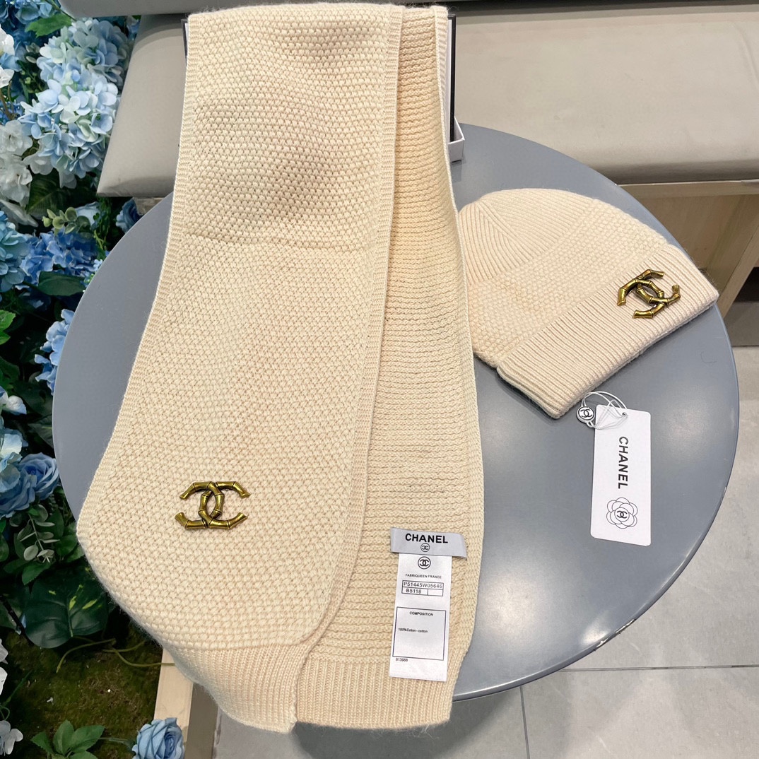 P185 Chanel香奈儿经典羊毛套装🌟帽子+围巾暖暖哒超级舒服～冬日小姐姐减龄神器哦～这个冬天你就差这么一套套装帽子啦～又保暖又时尚！防伪标签吊卡齐全！