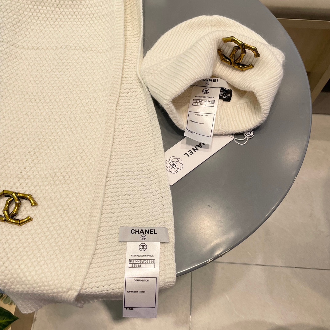 P185 Chanel香奈儿经典羊毛套装🌟帽子+围巾暖暖哒超级舒服～冬日小姐姐减龄神器哦～这个冬天你就差这么一套套装帽子啦～又保暖又时尚！防伪标签吊卡齐全！