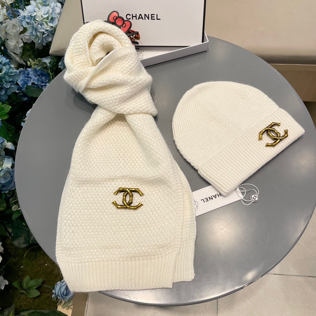 P185 Chanel香奈儿经典羊毛套装🌟帽子+围巾暖暖哒超级舒服～冬日小姐姐减龄神器哦～这个冬天你就差这么一套套装帽子啦～又保暖又时尚！防伪标签吊卡齐全！
