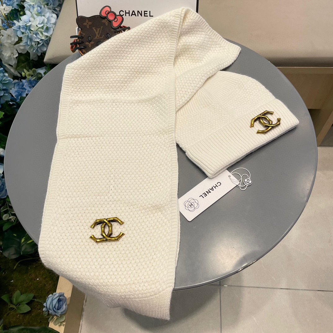 P185 Chanel香奈儿经典羊毛套装🌟帽子+围巾暖暖哒超级舒服～冬日小姐姐减龄神器哦～这个冬天你就差这么一套套装帽子啦～又保暖又时尚！防伪标签吊卡齐全！