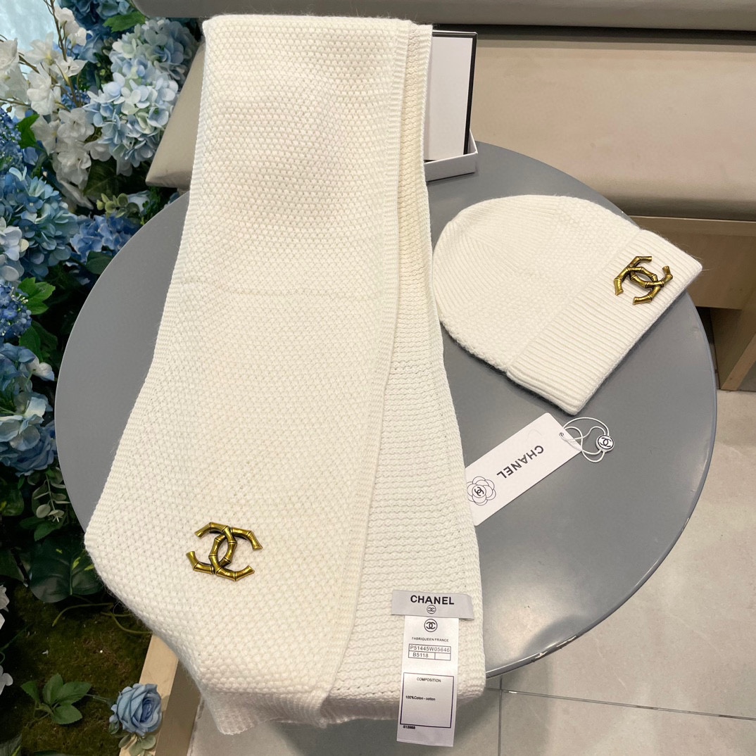 P185 Chanel香奈儿经典羊毛套装🌟帽子+围巾暖暖哒超级舒服～冬日小姐姐减龄神器哦～这个冬天你就差这么一套套装帽子啦～又保暖又时尚！防伪标签吊卡齐全！