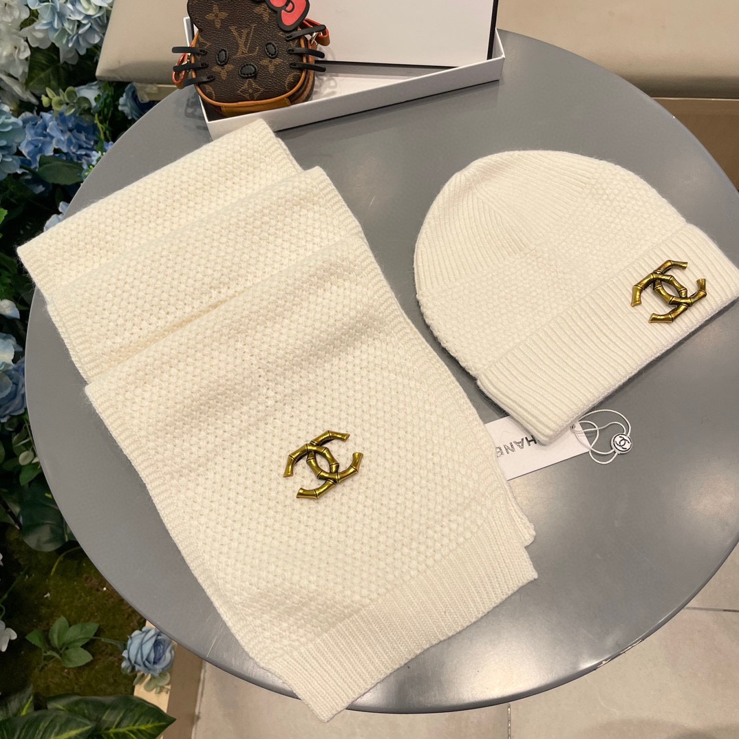 P185 Chanel香奈儿经典羊毛套装🌟帽子+围巾暖暖哒超级舒服～冬日小姐姐减龄神器哦～这个冬天你就差这么一套套装帽子啦～又保暖又时尚！防伪标签吊卡齐全！