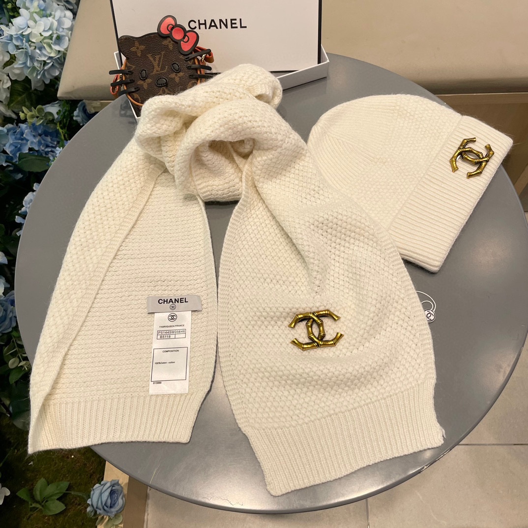 P185 Chanel香奈儿经典羊毛套装🌟帽子+围巾暖暖哒超级舒服～冬日小姐姐减龄神器哦～这个冬天你就差这么一套套装帽子啦～又保暖又时尚！防伪标签吊卡齐全！