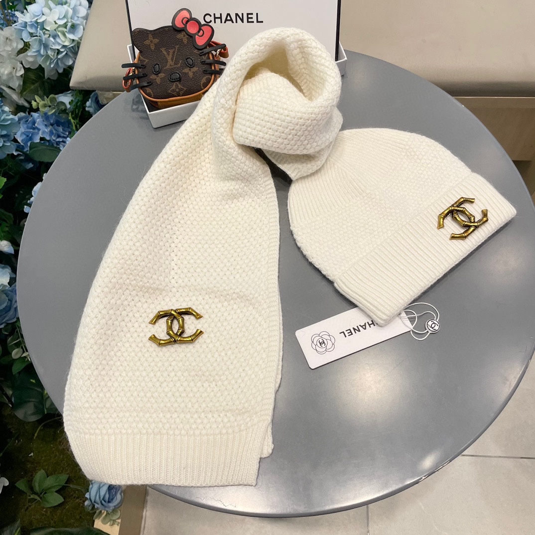 P185 Chanel香奈儿经典羊毛套装🌟帽子+围巾暖暖哒超级舒服～冬日小姐姐减龄神器哦～这个冬天你就差这么一套套装帽子啦～又保暖又时尚！防伪标签吊卡齐全！