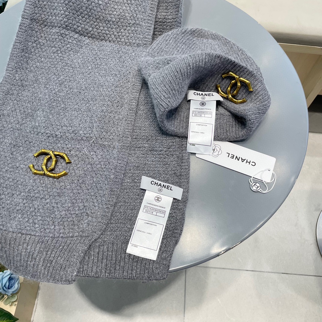 P185 Chanel香奈儿经典羊毛套装🌟帽子+围巾暖暖哒超级舒服～冬日小姐姐减龄神器哦～这个冬天你就差这么一套套装帽子啦～又保暖又时尚！防伪标签吊卡齐全！