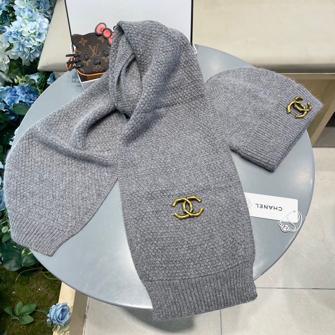 P185 Chanel香奈儿经典羊毛套装🌟帽子+围巾暖暖哒超级舒服～冬日小姐姐减龄神器哦～这个冬天你就差这么一套套装帽子啦～又保暖又时尚！防伪标签吊卡齐全！