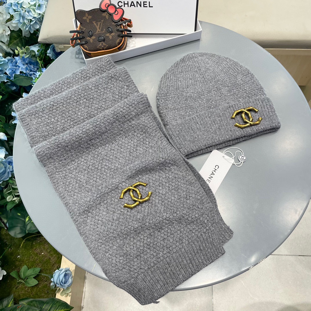 P185 Chanel香奈儿经典羊毛套装🌟帽子+围巾暖暖哒超级舒服～冬日小姐姐减龄神器哦～这个冬天你就差这么一套套装帽子啦～又保暖又时尚！防伪标签吊卡齐全！