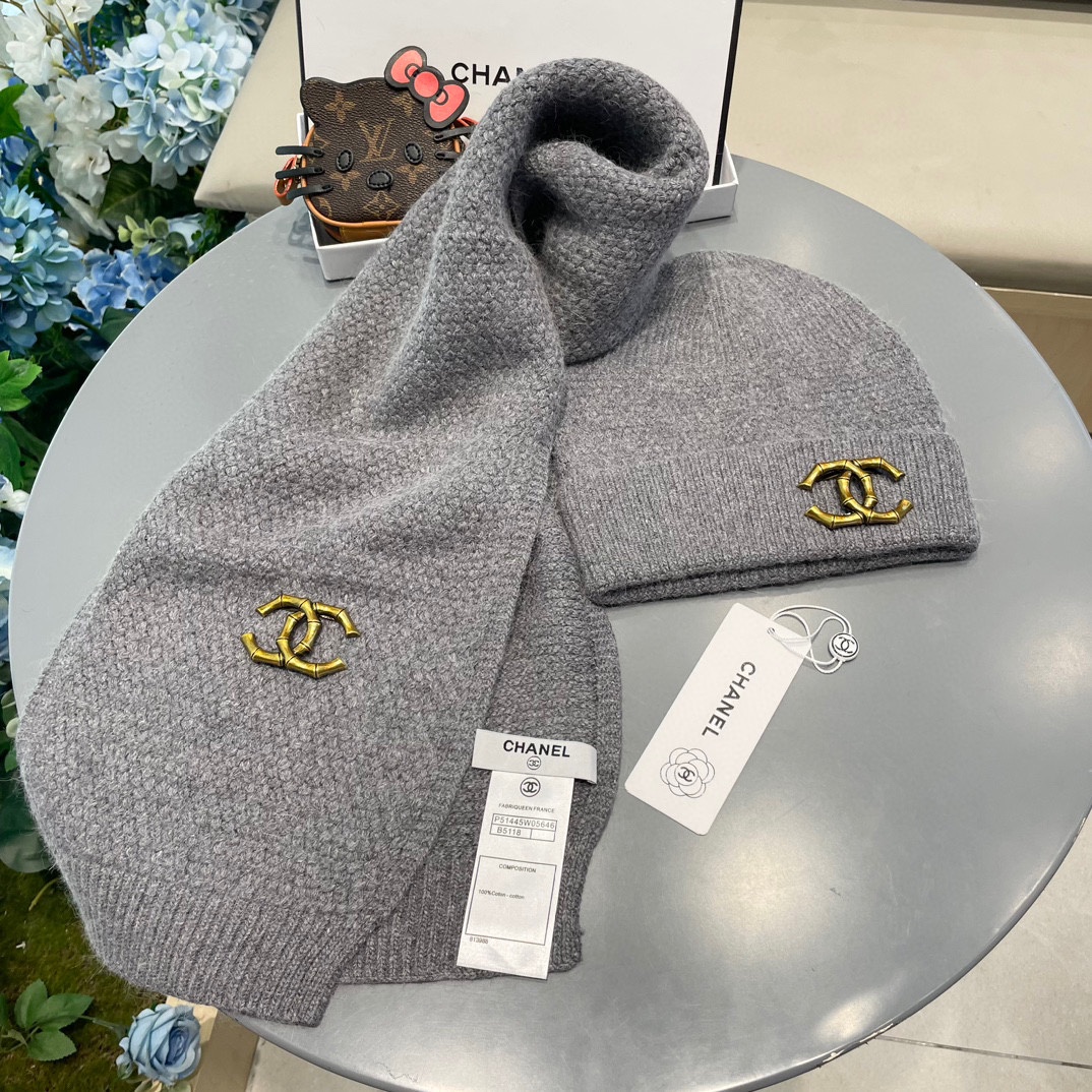 P185 Chanel香奈儿经典羊毛套装🌟帽子+围巾暖暖哒超级舒服～冬日小姐姐减龄神器哦～这个冬天你就差这么一套套装帽子啦～又保暖又时尚！防伪标签吊卡齐全！