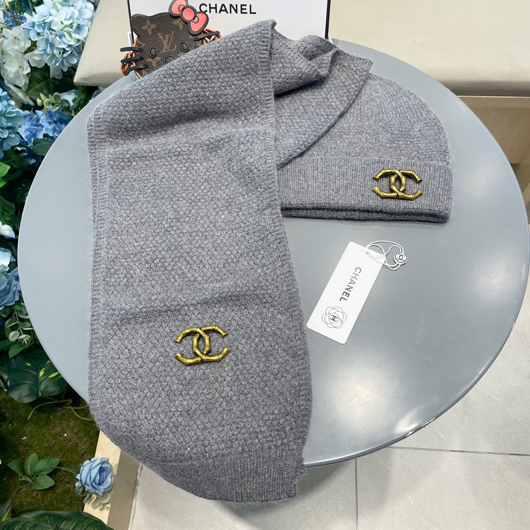 P185 Chanel香奈儿经典羊毛套装🌟帽子+围巾暖暖哒超级舒服～冬日小姐姐减龄神器哦～这个冬天你就差这么一套套装帽子啦～又保暖又时尚！防伪标签吊卡齐全！