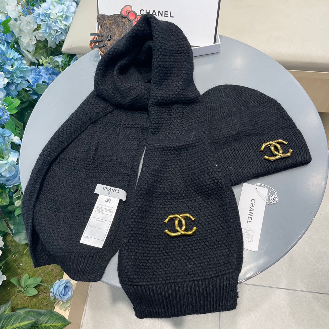 P185 Chanel香奈儿经典羊毛套装🌟帽子+围巾暖暖哒超级舒服～冬日小姐姐减龄神器哦～这个冬天你就差这么一套套装帽子啦～又保暖又时尚！防伪标签吊卡齐全！