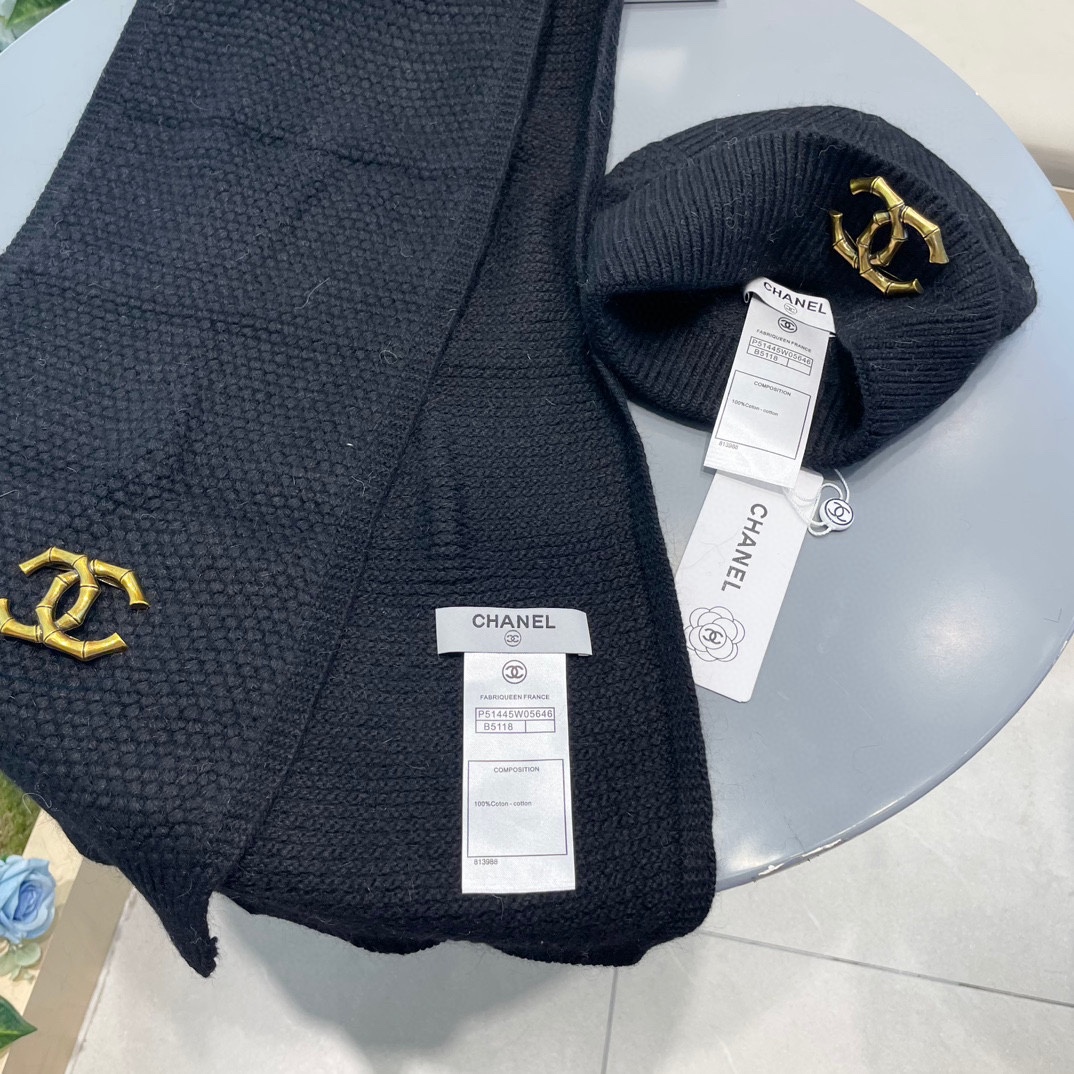 P185 Chanel香奈儿经典羊毛套装🌟帽子+围巾暖暖哒超级舒服～冬日小姐姐减龄神器哦～这个冬天你就差这么一套套装帽子啦～又保暖又时尚！防伪标签吊卡齐全！