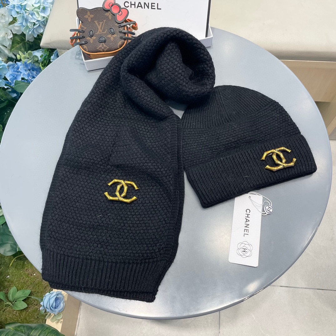 P185 Chanel香奈儿经典羊毛套装🌟帽子+围巾暖暖哒超级舒服～冬日小姐姐减龄神器哦～这个冬天你就差这么一套套装帽子啦～又保暖又时尚！防伪标签吊卡齐全！