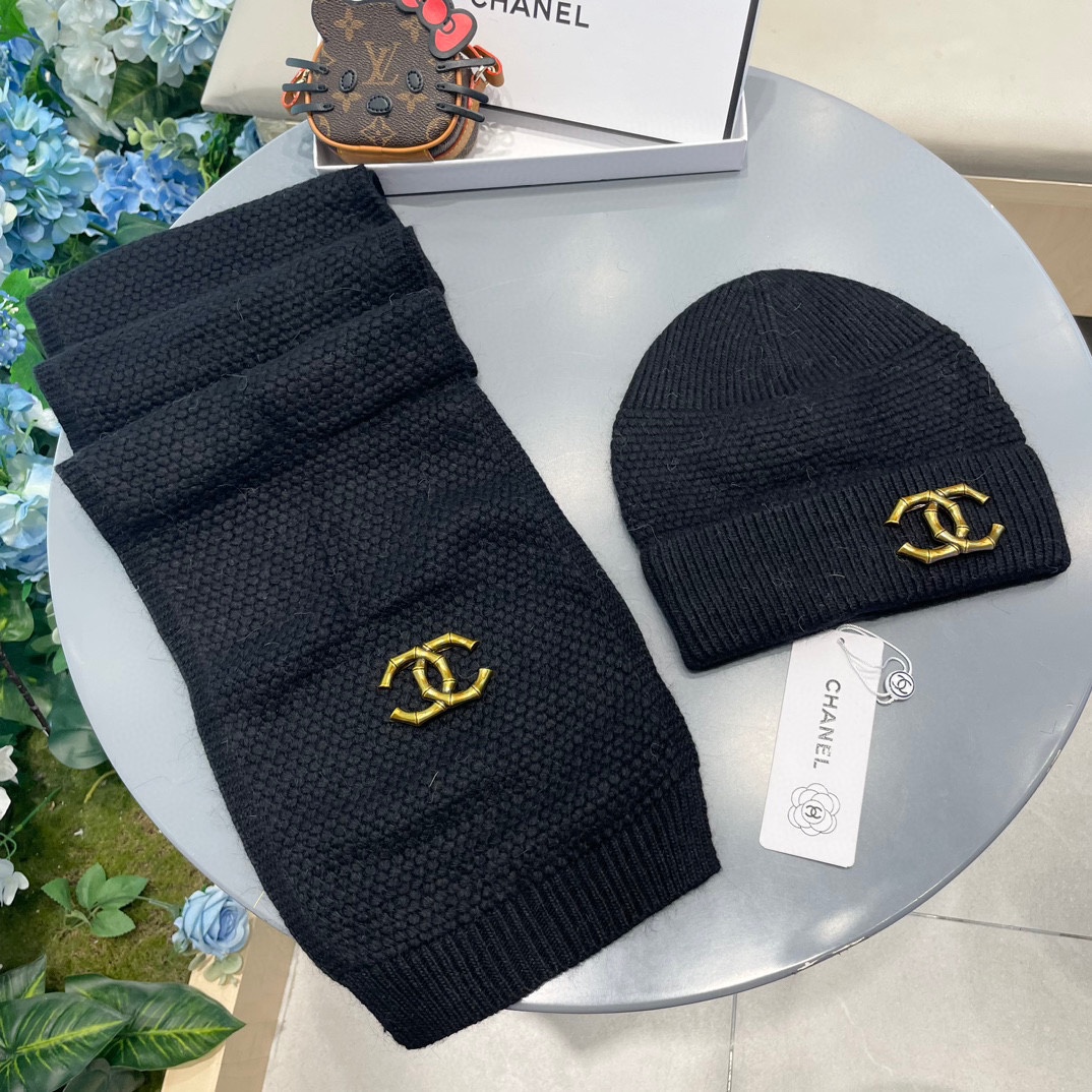 P185 Chanel香奈儿经典羊毛套装🌟帽子+围巾暖暖哒超级舒服～冬日小姐姐减龄神器哦～这个冬天你就差这么一套套装帽子啦～又保暖又时尚！防伪标签吊卡齐全！
