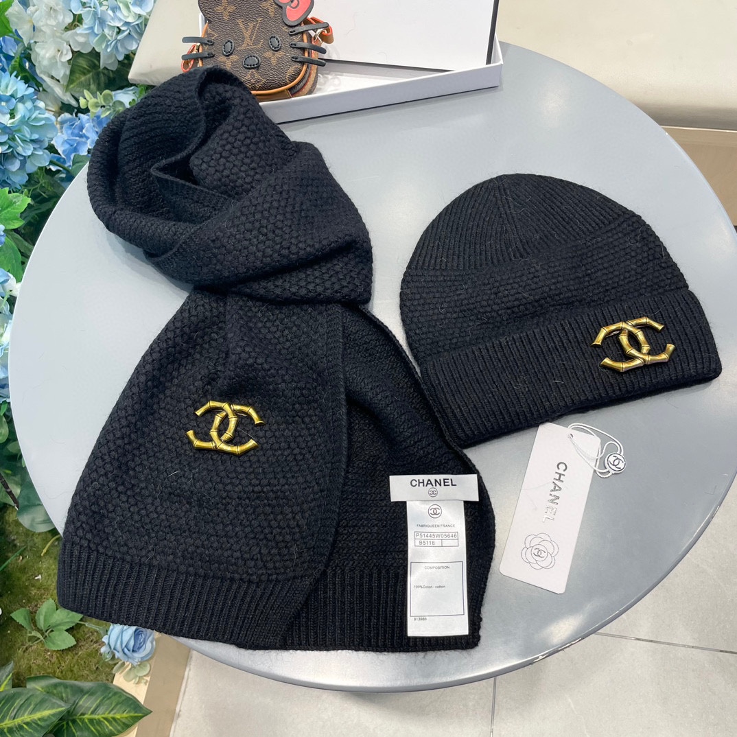 P185 Chanel香奈儿经典羊毛套装🌟帽子+围巾暖暖哒超级舒服～冬日小姐姐减龄神器哦～这个冬天你就差这么一套套装帽子啦～又保暖又时尚！防伪标签吊卡齐全！