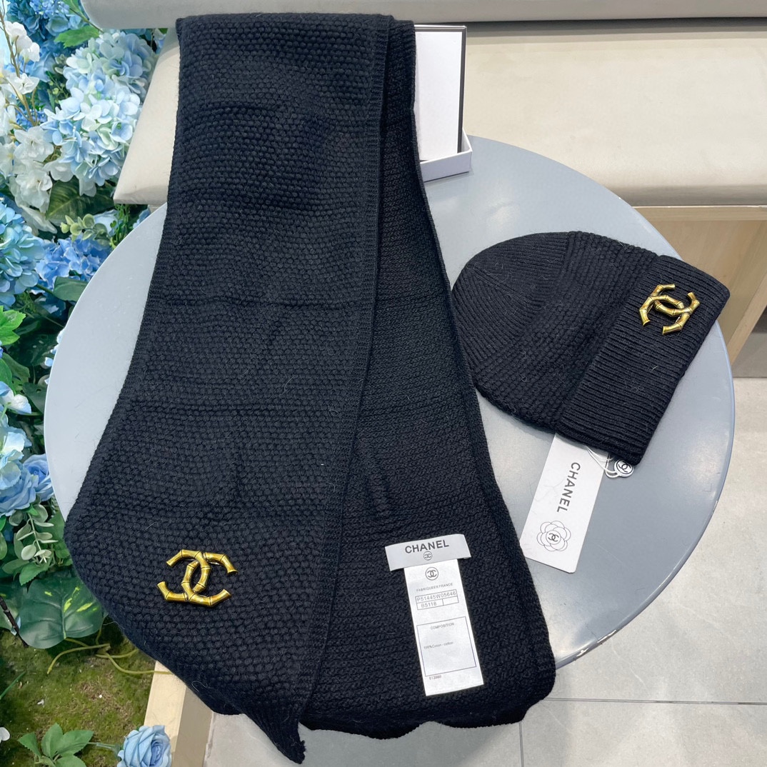 P185 Chanel香奈儿经典羊毛套装🌟帽子+围巾暖暖哒超级舒服～冬日小姐姐减龄神器哦～这个冬天你就差这么一套套装帽子啦～又保暖又时尚！防伪标签吊卡齐全！