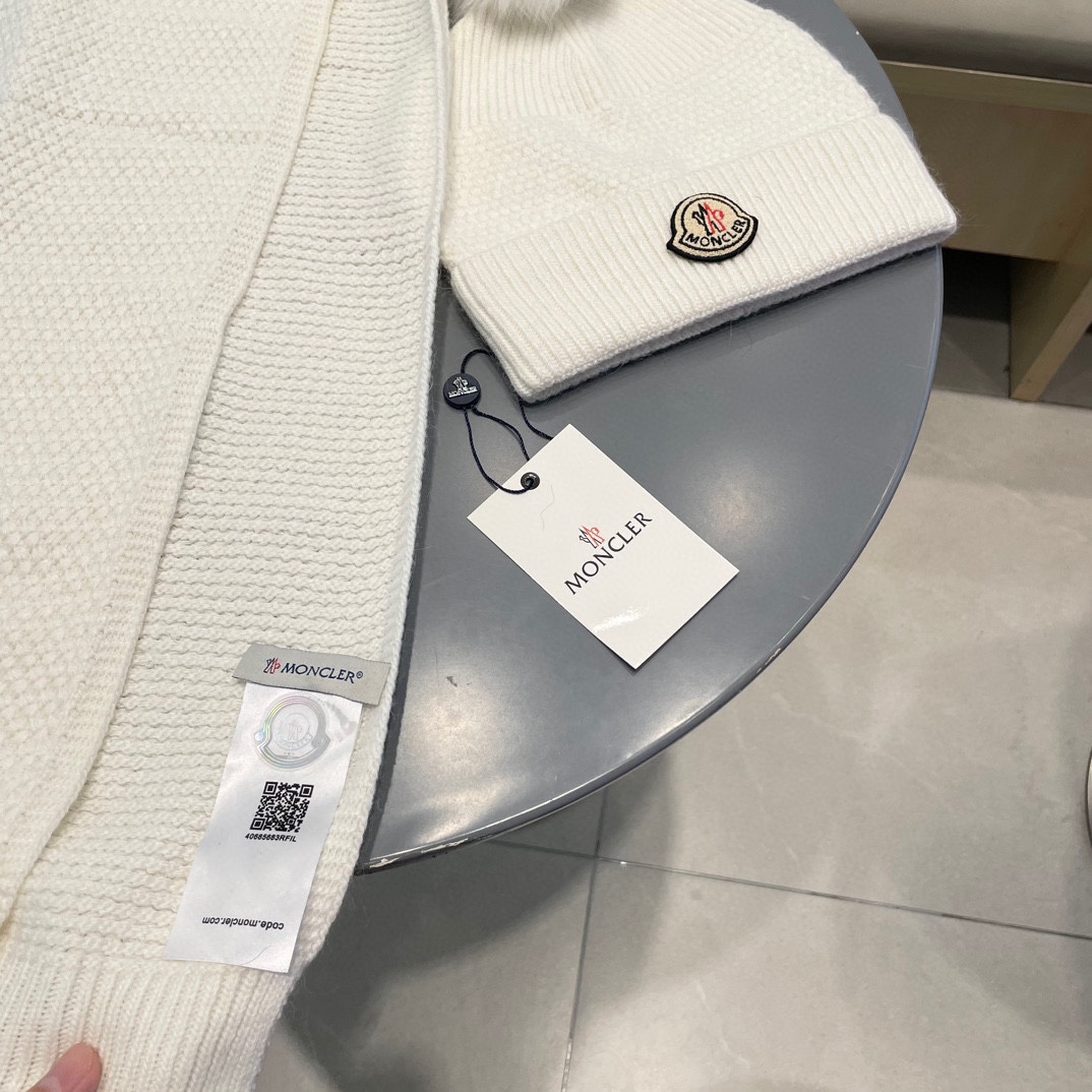 P200 蒙口。 【羊毛套装帽子】经典套装帽子！帽子➕围巾！70%羊毛➕30%兔毛。暖暖哒超级舒服～冬日小姐姐减龄神器哦～这个冬天你就差这么一套套装帽子啦～又保暖又时尚！男女通用款!可以做情侣款！防伪标签吊卡齐全！多多款式，欢迎选择!