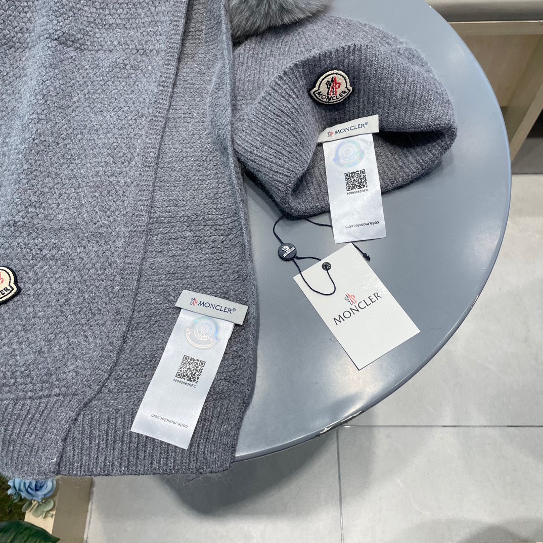 P200 蒙口。 【羊毛套装帽子】经典套装帽子！帽子➕围巾！70%羊毛➕30%兔毛。暖暖哒超级舒服～冬日小姐姐减龄神器哦～这个冬天你就差这么一套套装帽子啦～又保暖又时尚！男女通用款!可以做情侣款！防伪标签吊卡齐全！多多款式，欢迎选择!