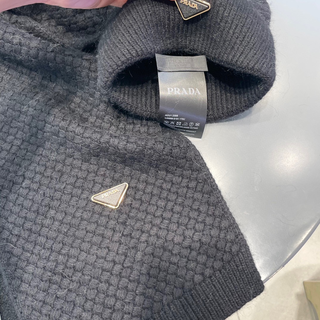 P205 普拉达【羊毛套装帽子经典套装帽子！帽子➕围巾！暖暖哒超级舒服～冬日小姐姐减龄神器哦～这个冬天你就差这么一套套装帽子啦～又保暖又时尚！