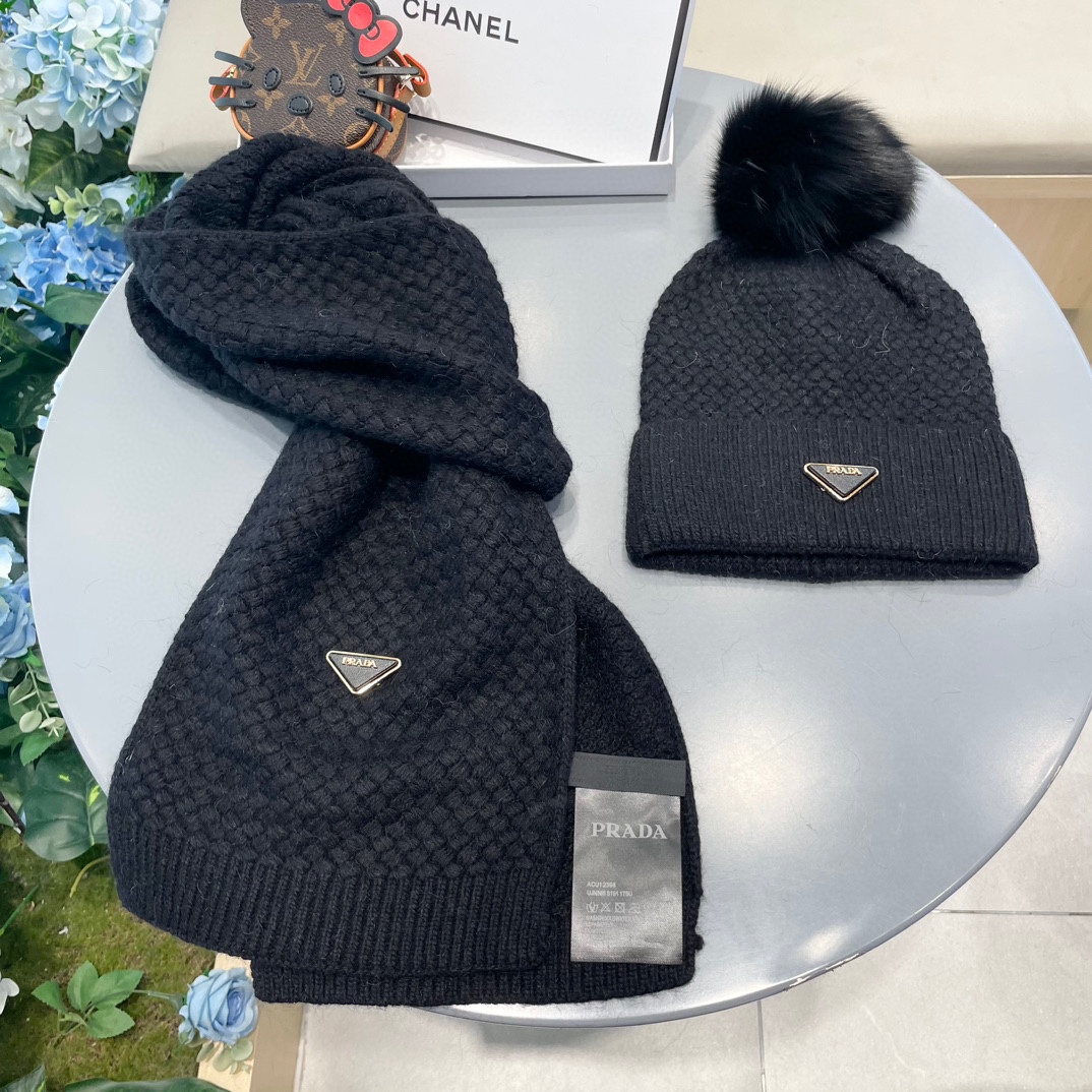 P205 普拉达【羊毛套装帽子经典套装帽子！帽子➕围巾！暖暖哒超级舒服～冬日小姐姐减龄神器哦～这个冬天你就差这么一套套装帽子啦～又保暖又时尚！