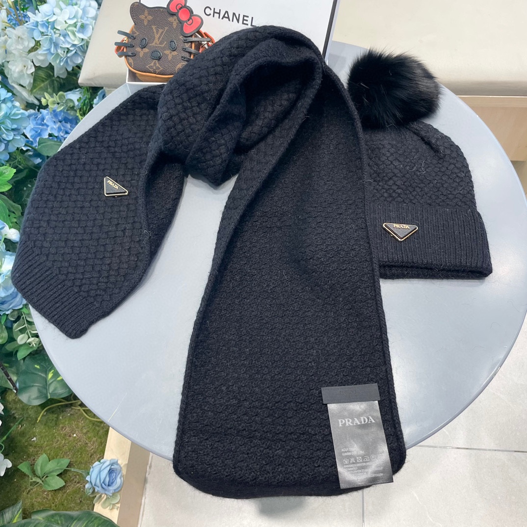 P205 普拉达【羊毛套装帽子经典套装帽子！帽子➕围巾！暖暖哒超级舒服～冬日小姐姐减龄神器哦～这个冬天你就差这么一套套装帽子啦～又保暖又时尚！