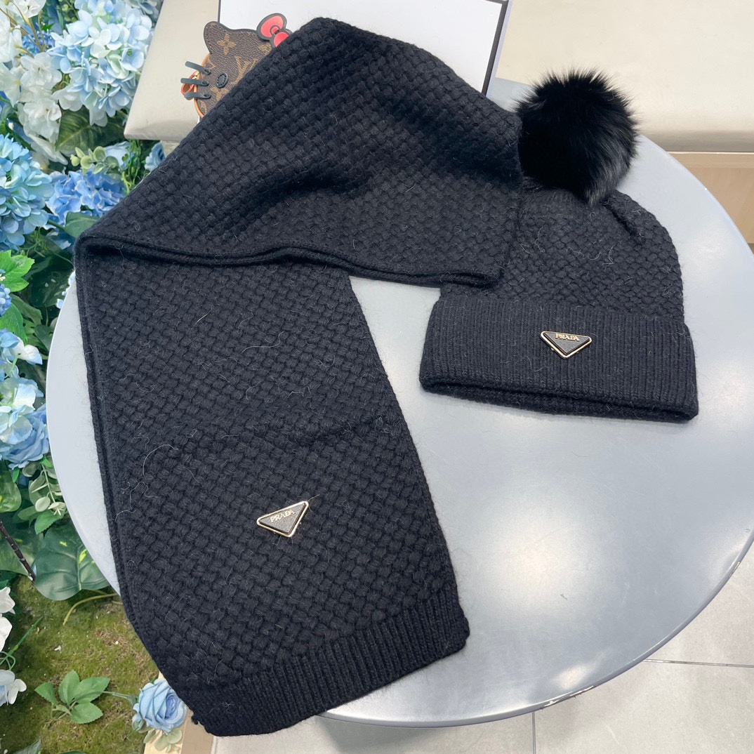 P205 普拉达【羊毛套装帽子经典套装帽子！帽子➕围巾！暖暖哒超级舒服～冬日小姐姐减龄神器哦～这个冬天你就差这么一套套装帽子啦～又保暖又时尚！