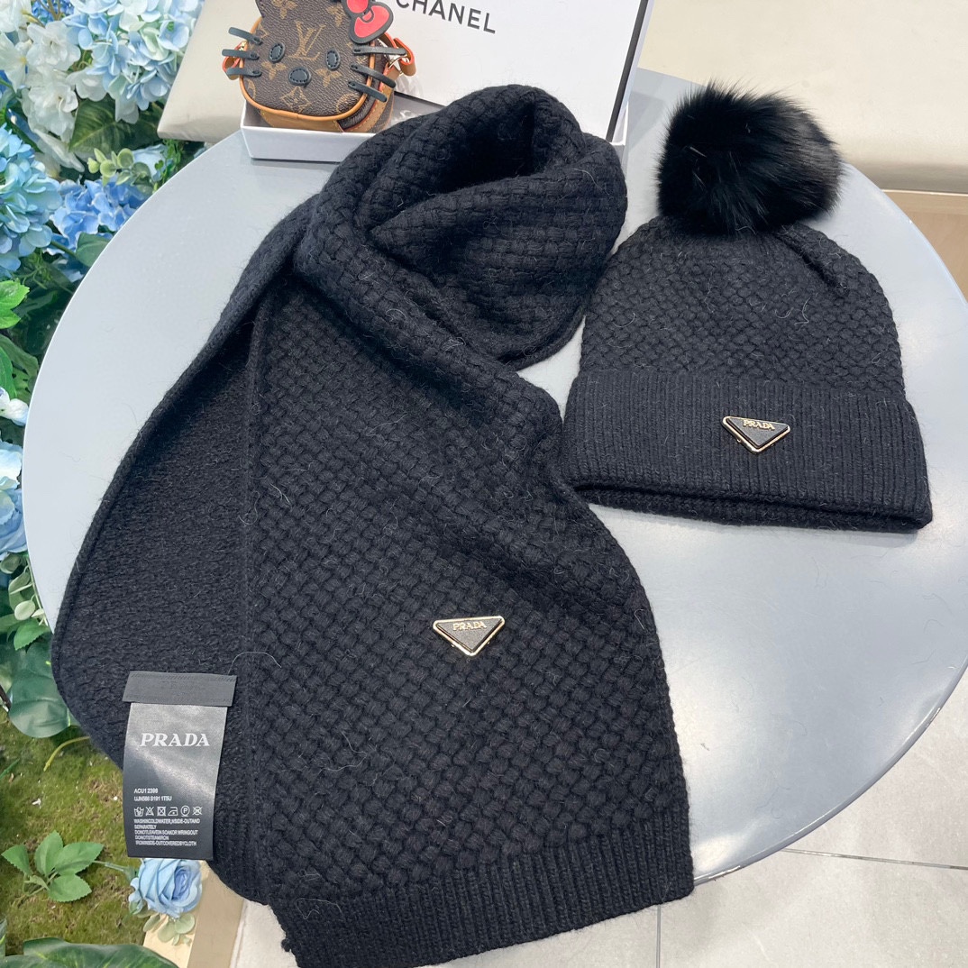P205 普拉达【羊毛套装帽子经典套装帽子！帽子➕围巾！暖暖哒超级舒服～冬日小姐姐减龄神器哦～这个冬天你就差这么一套套装帽子啦～又保暖又时尚！