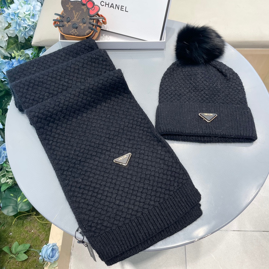 P205 普拉达【羊毛套装帽子经典套装帽子！帽子➕围巾！暖暖哒超级舒服～冬日小姐姐减龄神器哦～这个冬天你就差这么一套套装帽子啦～又保暖又时尚！