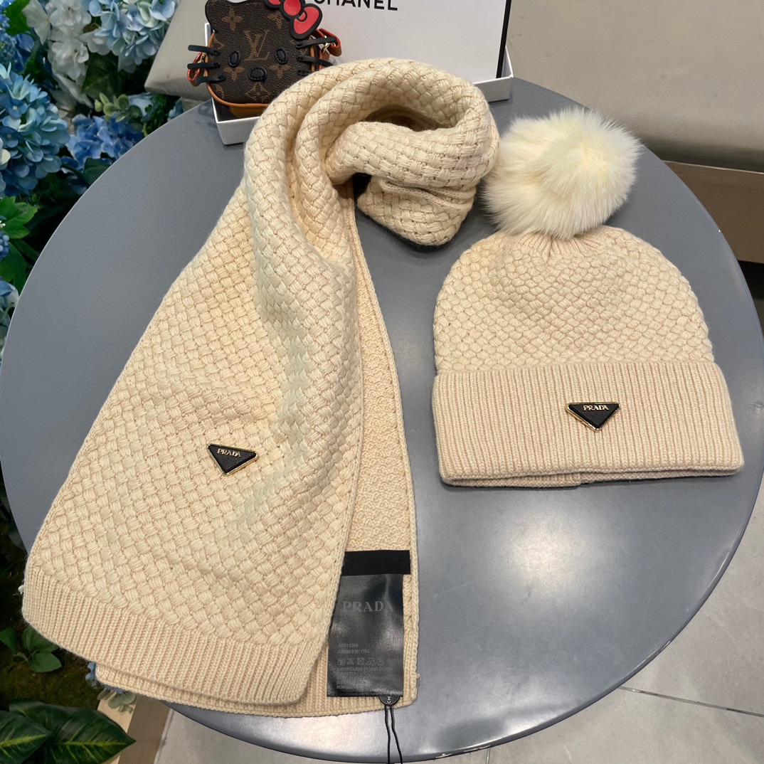 P205 普拉达【羊毛套装帽子经典套装帽子！帽子➕围巾！暖暖哒超级舒服～冬日小姐姐减龄神器哦～这个冬天你就差这么一套套装帽子啦～又保暖又时尚！