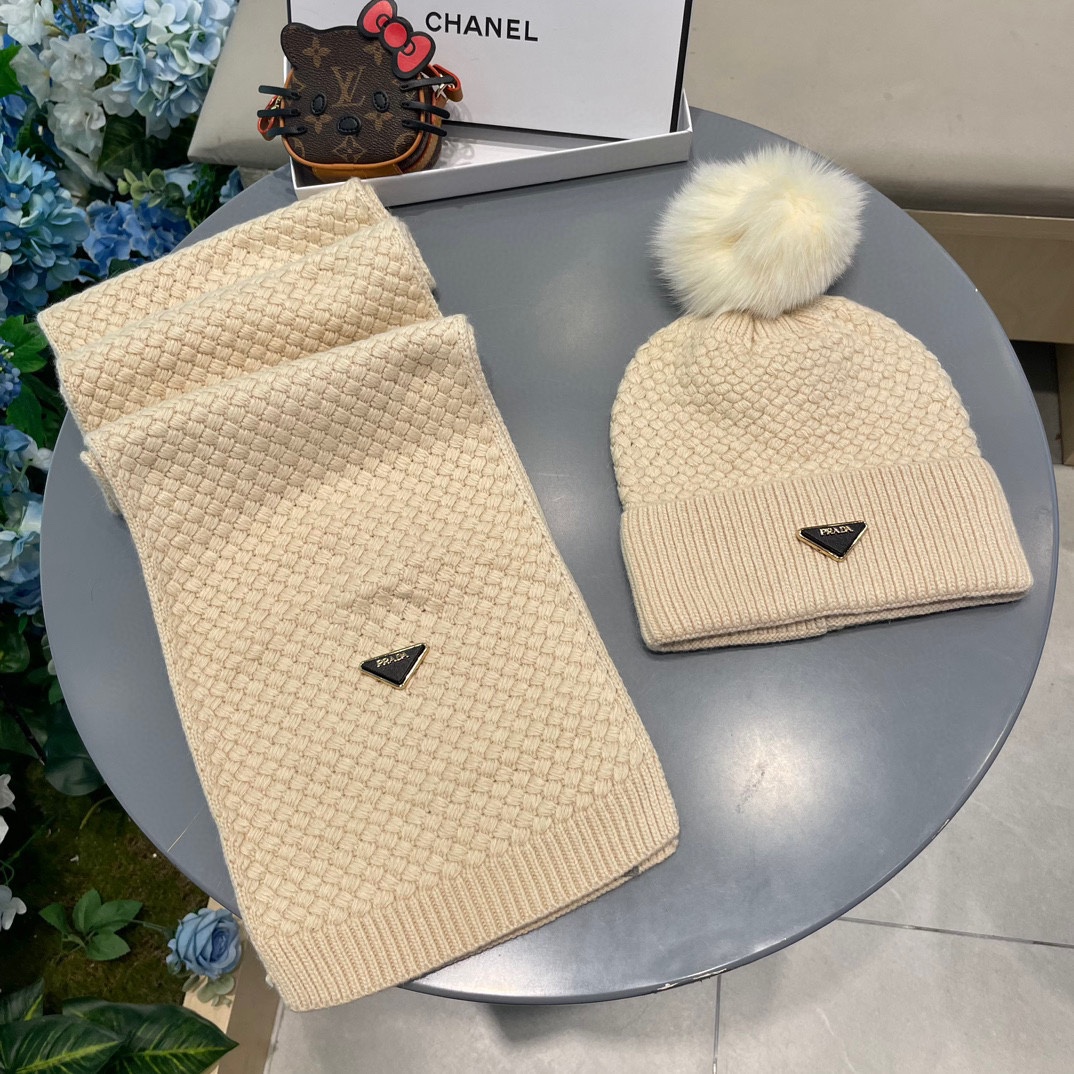 P205 普拉达【羊毛套装帽子经典套装帽子！帽子➕围巾！暖暖哒超级舒服～冬日小姐姐减龄神器哦～这个冬天你就差这么一套套装帽子啦～又保暖又时尚！