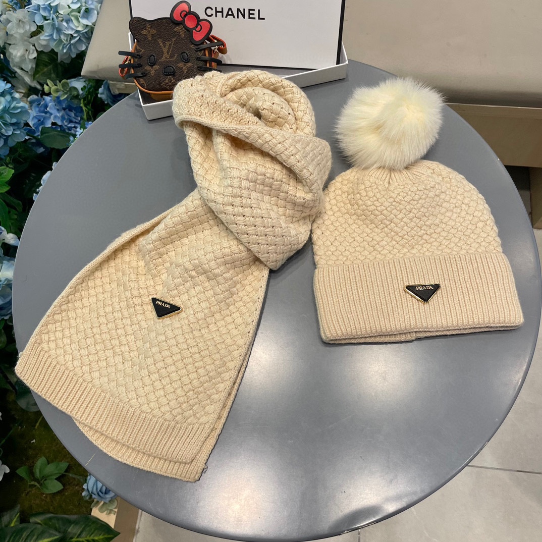 P205 普拉达【羊毛套装帽子经典套装帽子！帽子➕围巾！暖暖哒超级舒服～冬日小姐姐减龄神器哦～这个冬天你就差这么一套套装帽子啦～又保暖又时尚！