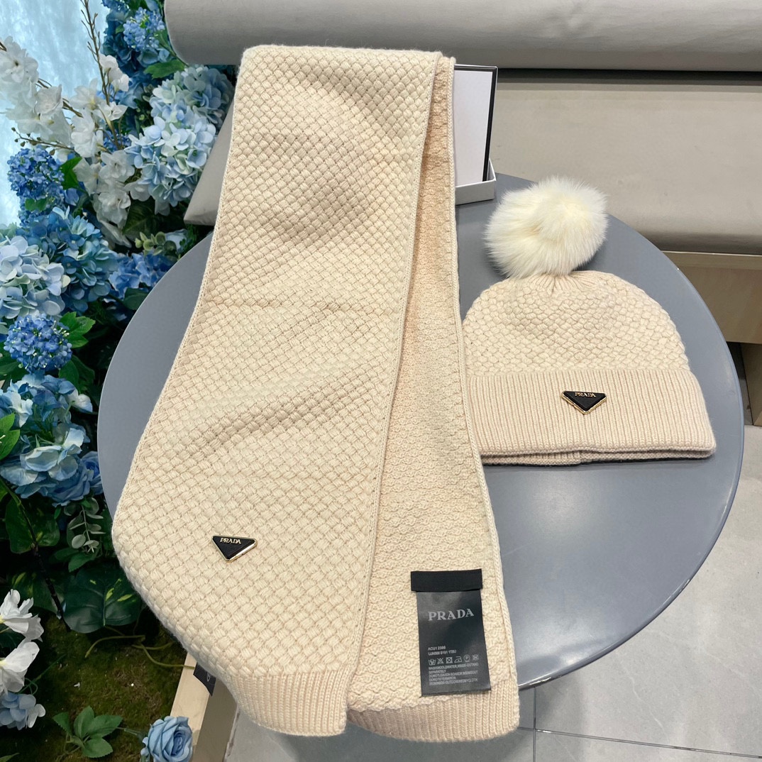 P205 普拉达【羊毛套装帽子经典套装帽子！帽子➕围巾！暖暖哒超级舒服～冬日小姐姐减龄神器哦～这个冬天你就差这么一套套装帽子啦～又保暖又时尚！