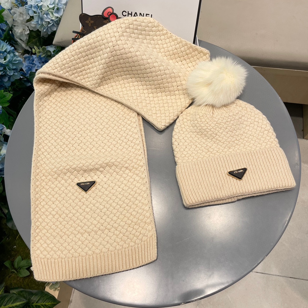 P205 普拉达【羊毛套装帽子经典套装帽子！帽子➕围巾！暖暖哒超级舒服～冬日小姐姐减龄神器哦～这个冬天你就差这么一套套装帽子啦～又保暖又时尚！