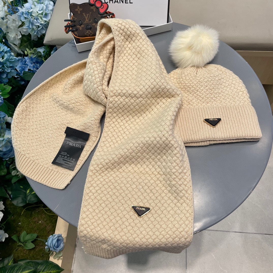 P205 普拉达【羊毛套装帽子经典套装帽子！帽子➕围巾！暖暖哒超级舒服～冬日小姐姐减龄神器哦～这个冬天你就差这么一套套装帽子啦～又保暖又时尚！