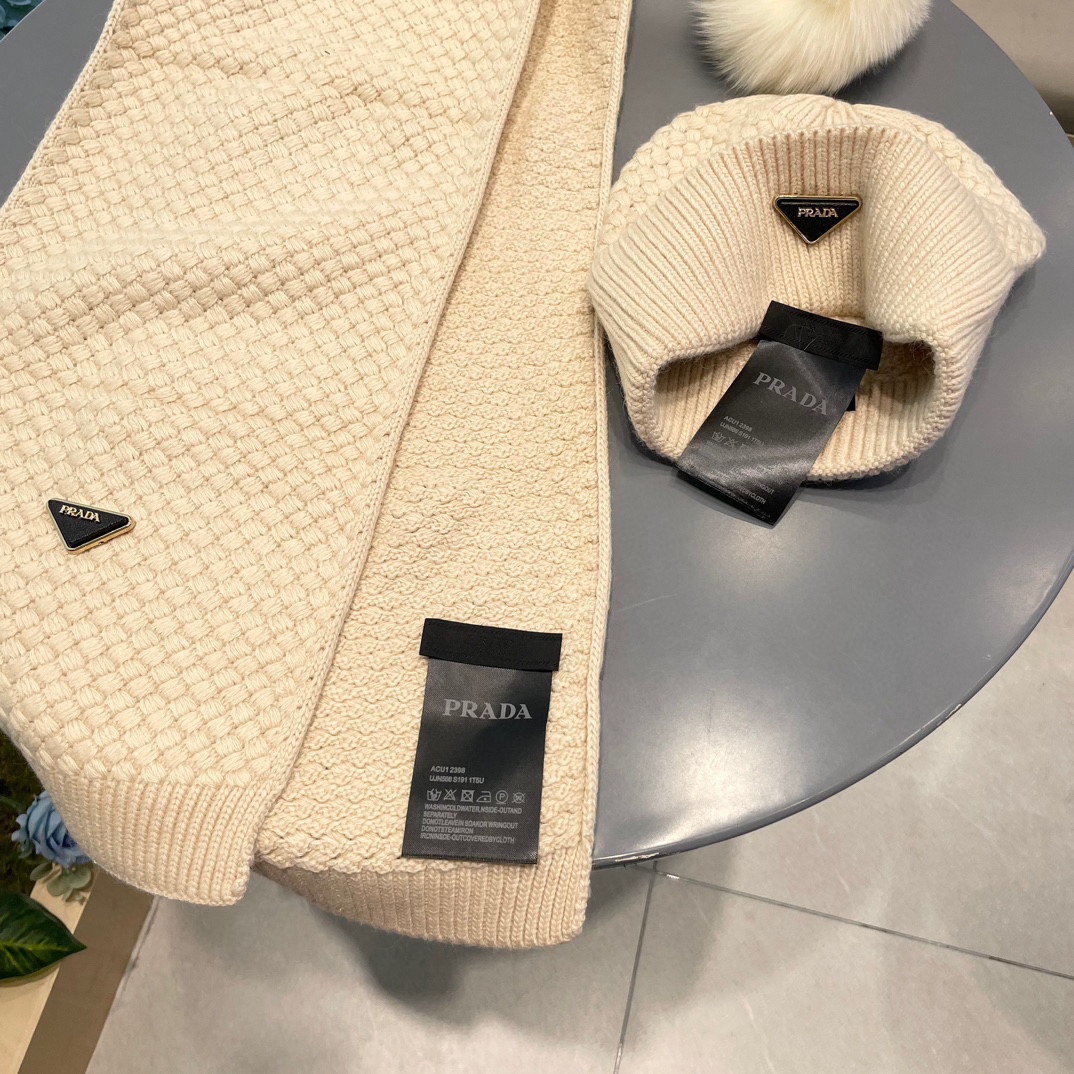 P205 普拉达【羊毛套装帽子经典套装帽子！帽子➕围巾！暖暖哒超级舒服～冬日小姐姐减龄神器哦～这个冬天你就差这么一套套装帽子啦～又保暖又时尚！