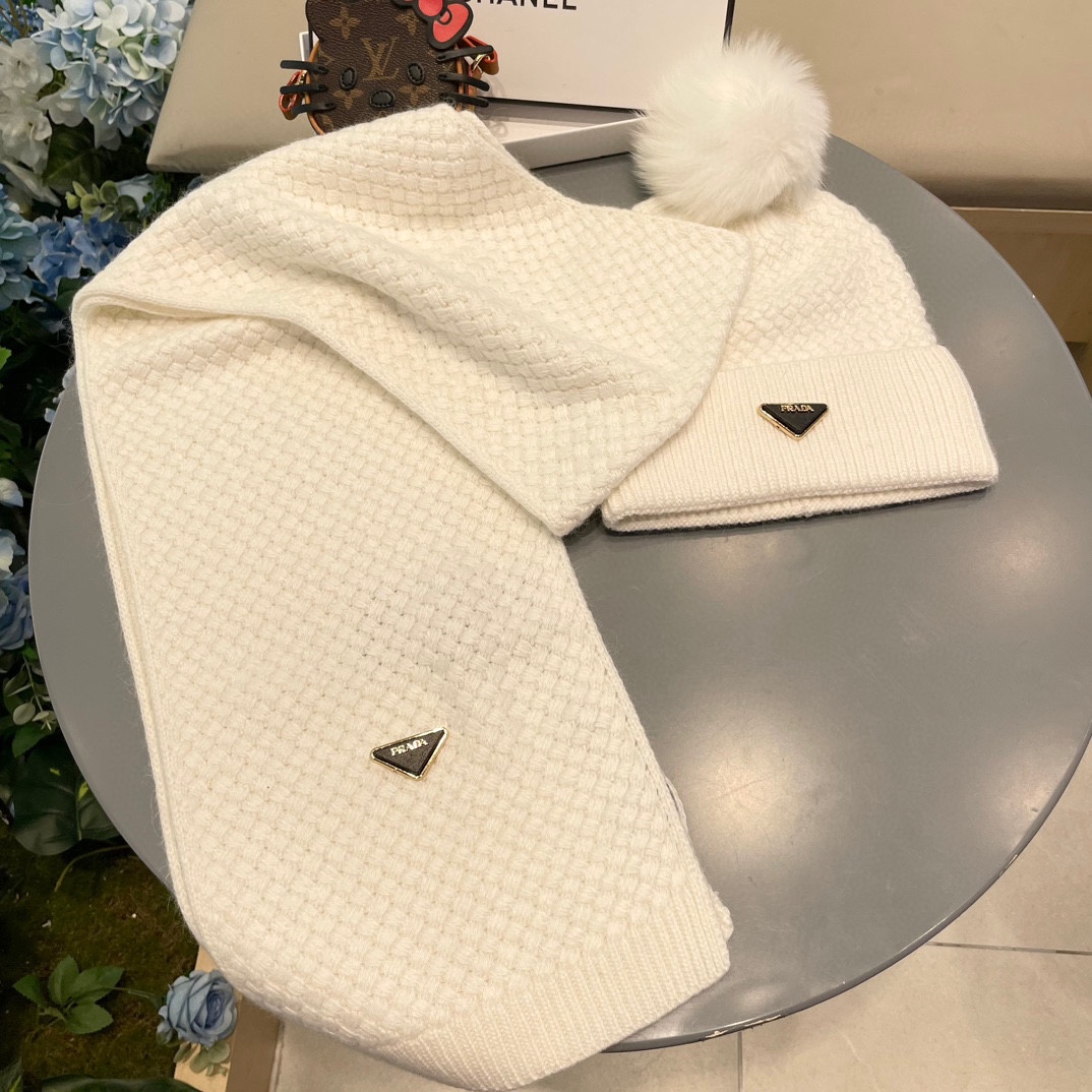 P205 普拉达【羊毛套装帽子经典套装帽子！帽子➕围巾！暖暖哒超级舒服～冬日小姐姐减龄神器哦～这个冬天你就差这么一套套装帽子啦～又保暖又时尚！