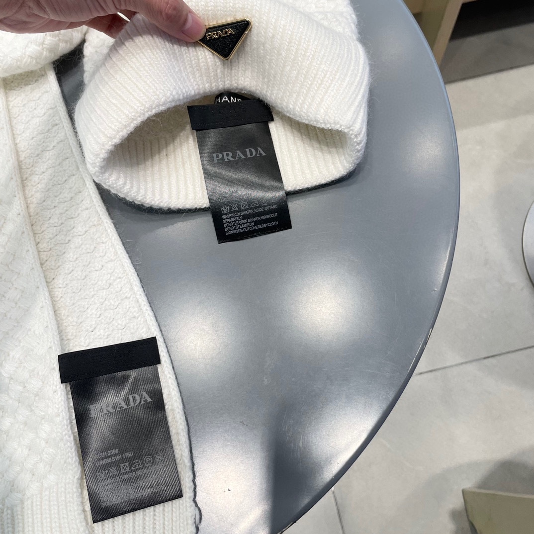 P205 普拉达【羊毛套装帽子经典套装帽子！帽子➕围巾！暖暖哒超级舒服～冬日小姐姐减龄神器哦～这个冬天你就差这么一套套装帽子啦～又保暖又时尚！