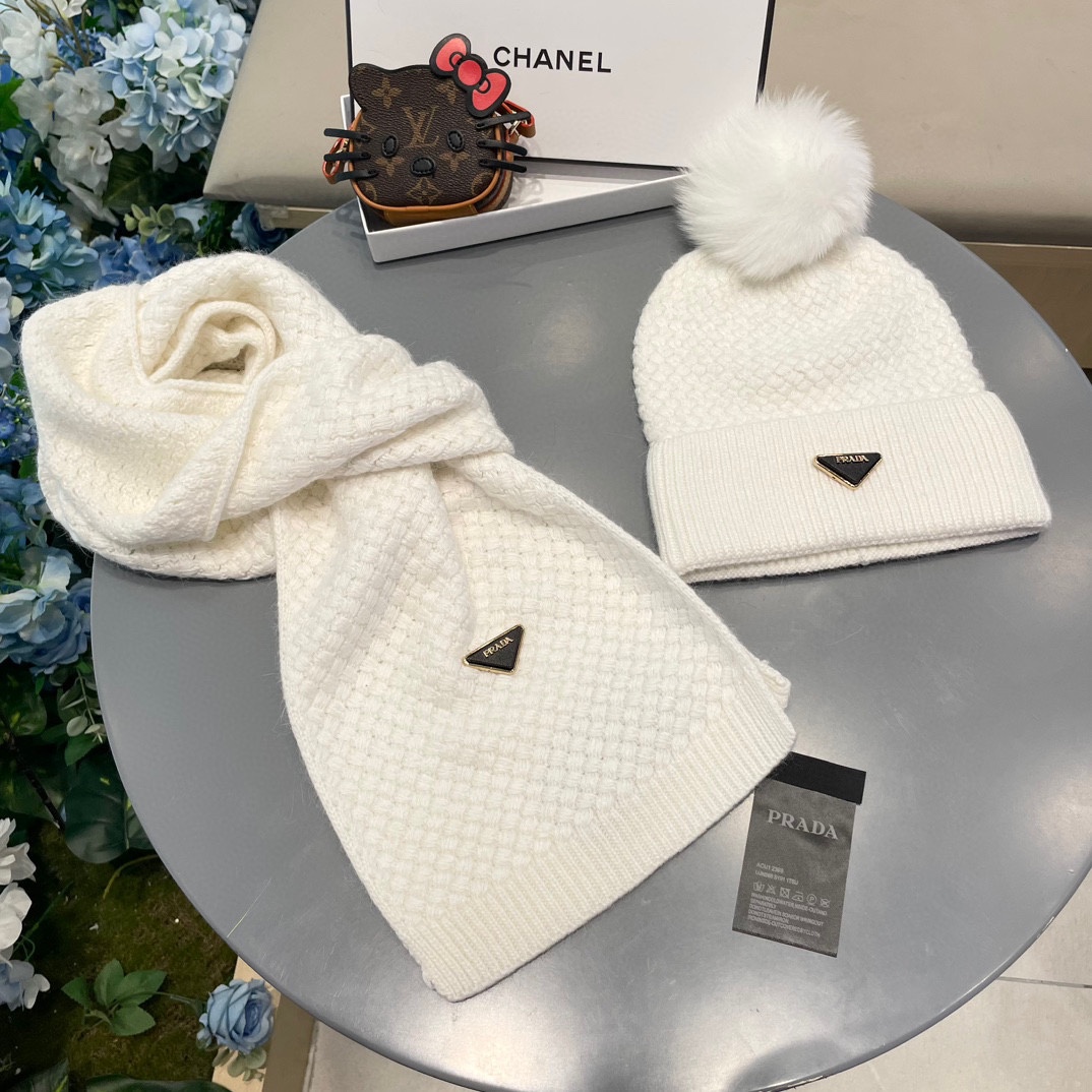 P205 普拉达【羊毛套装帽子经典套装帽子！帽子➕围巾！暖暖哒超级舒服～冬日小姐姐减龄神器哦～这个冬天你就差这么一套套装帽子啦～又保暖又时尚！
