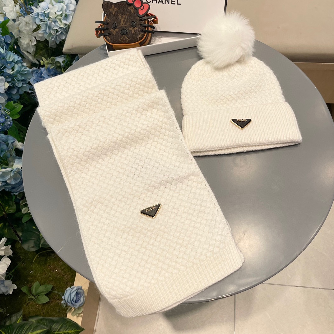 P205 普拉达【羊毛套装帽子经典套装帽子！帽子➕围巾！暖暖哒超级舒服～冬日小姐姐减龄神器哦～这个冬天你就差这么一套套装帽子啦～又保暖又时尚！