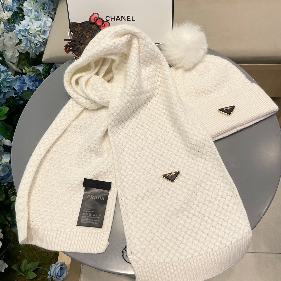 P205 普拉达【羊毛套装帽子经典套装帽子！帽子➕围巾！暖暖哒超级舒服～冬日小姐姐减龄神器哦～这个冬天你就差这么一套套装帽子啦～又保暖又时尚！