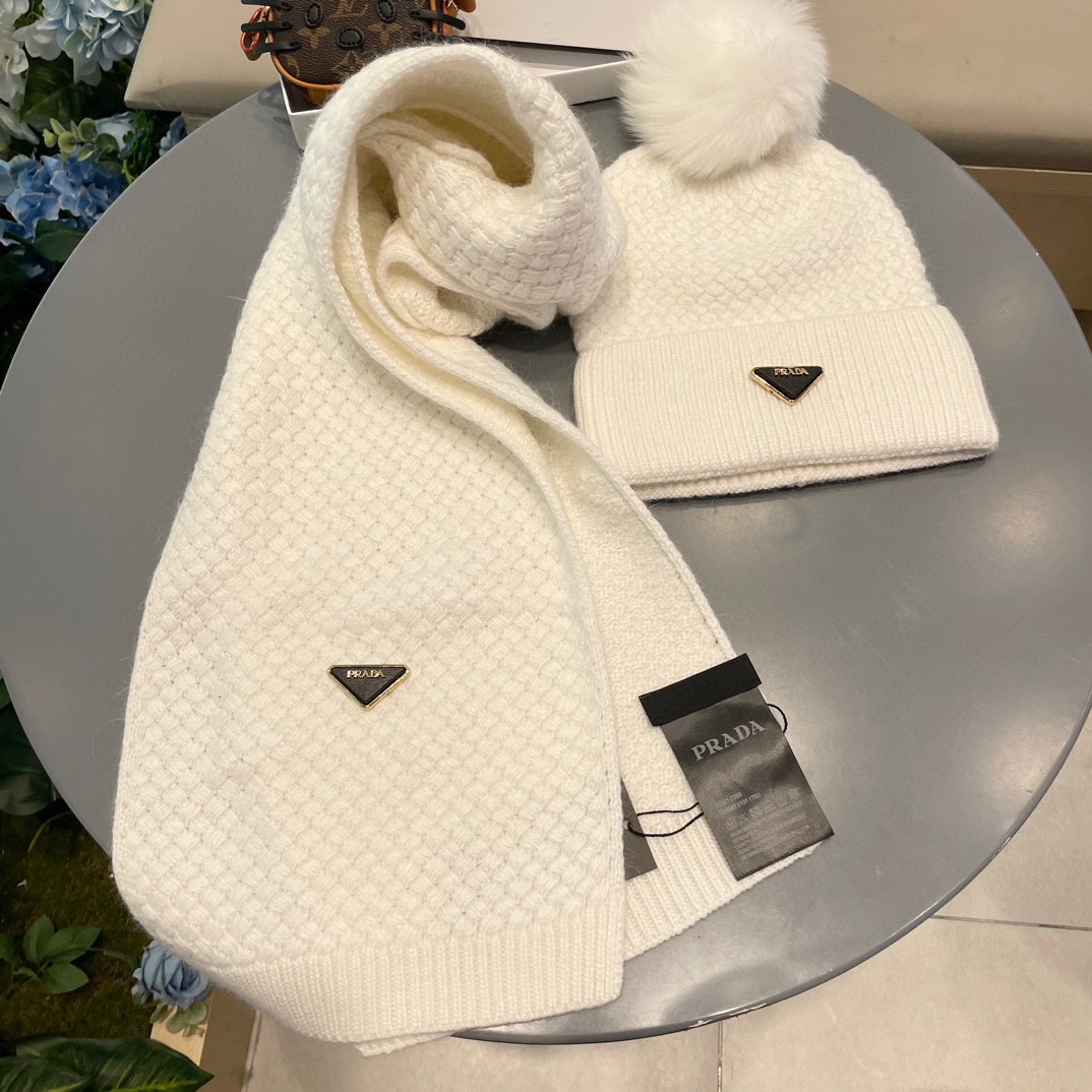P205 普拉达【羊毛套装帽子经典套装帽子！帽子➕围巾！暖暖哒超级舒服～冬日小姐姐减龄神器哦～这个冬天你就差这么一套套装帽子啦～又保暖又时尚！