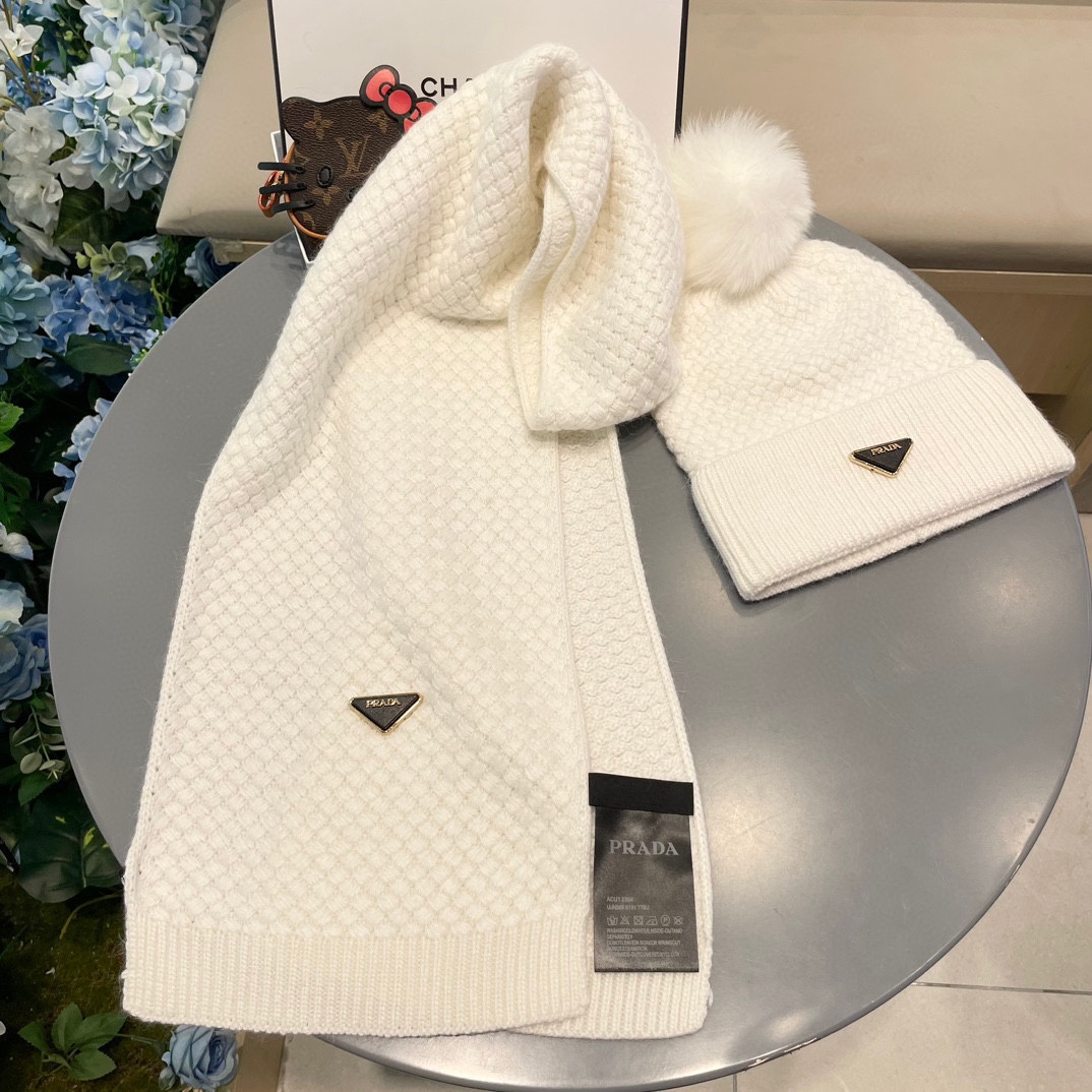 P205 普拉达【羊毛套装帽子经典套装帽子！帽子➕围巾！暖暖哒超级舒服～冬日小姐姐减龄神器哦～这个冬天你就差这么一套套装帽子啦～又保暖又时尚！