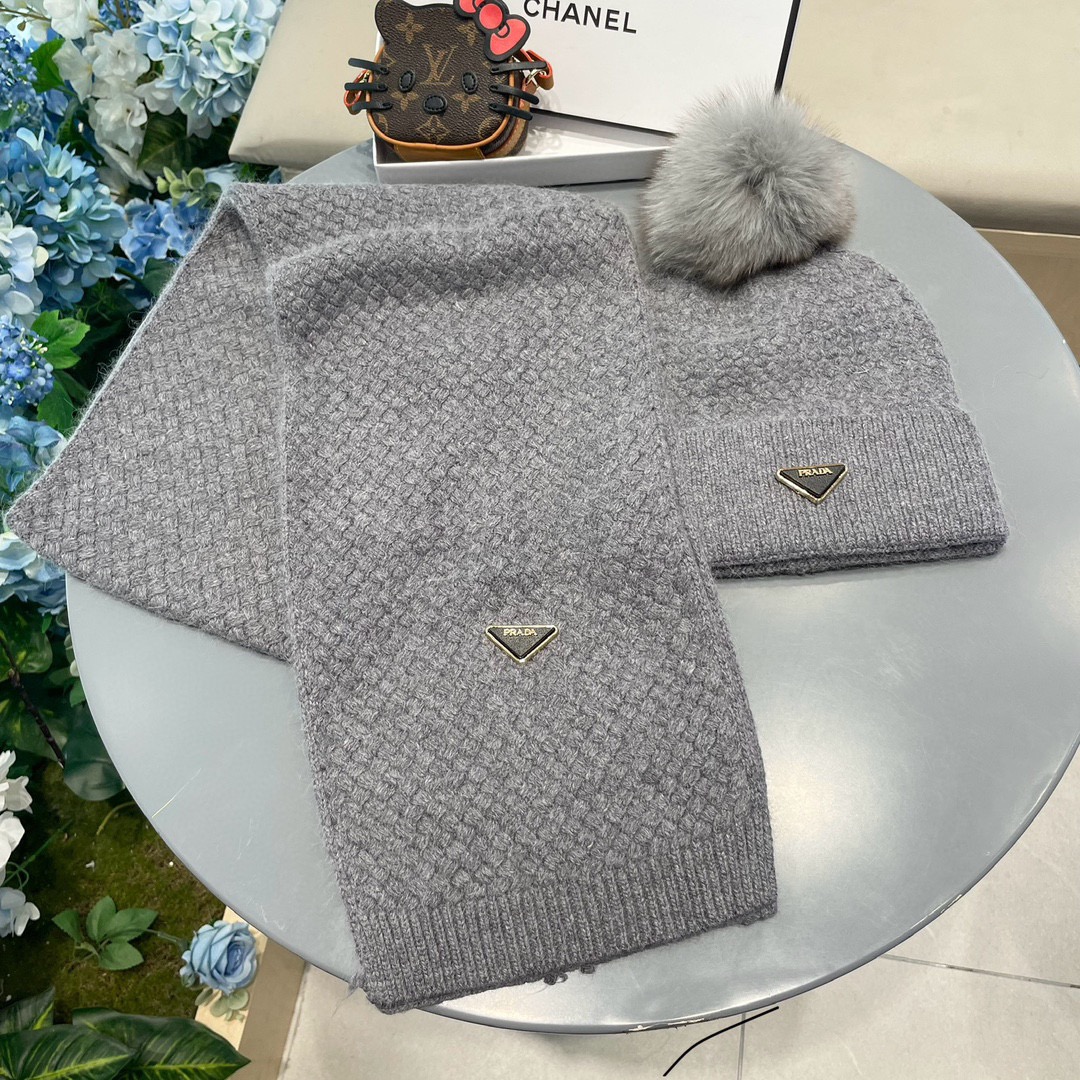 P205 普拉达【羊毛套装帽子经典套装帽子！帽子➕围巾！暖暖哒超级舒服～冬日小姐姐减龄神器哦～这个冬天你就差这么一套套装帽子啦～又保暖又时尚！